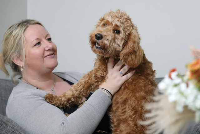 반려견 아서와 보호자 나탈리 존스. (사진=체스터게이츠 동물병원)