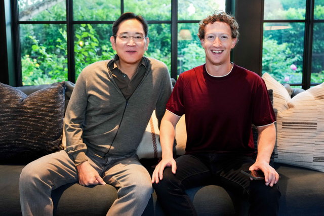 이재용 삼성전자 회장이 미국 서부 팔로알토에 위치한 마크 저커버그(Mark Zuckerberg) 메타 CEO 자택에서 기념 촬영을 하고 있다. (사진=삼성전자)