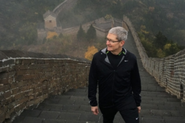 지난 2015년 중국 다롄 지역의 매장 개점에 앞서 애플의 팀 쿡 최고경영자(CEO)가 만리장성에 오른 모습. (사진=웨이보)