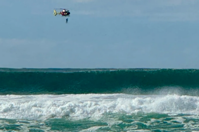 릭 시어먼은 한 시간 가량 바다에서 (사진=Surf Life Saving Far NSW)