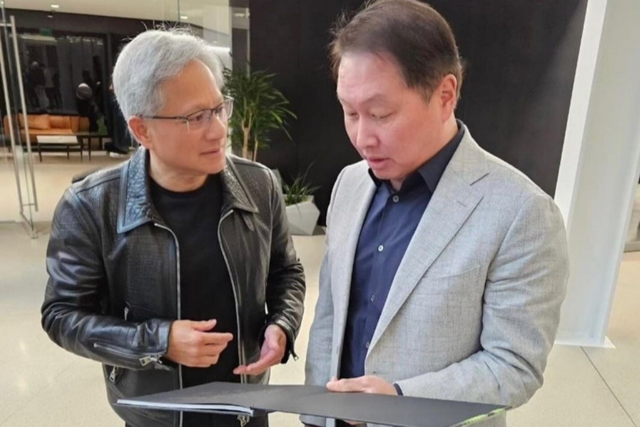 최태원 SK그룹 회장이 지난 4월 미국 실리콘밸리를 찾아 미국 반도체 기업 엔비디아의 젠슨 황 최고경영자(CEO)와 대화를 나누는 모습. (사진=최태원 회장 인스타그램)