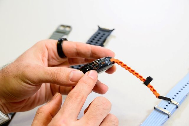 갤럭시 워치 울트라의 ‘퀵 버튼’을 소개하는 모습. (사진=삼성전자)