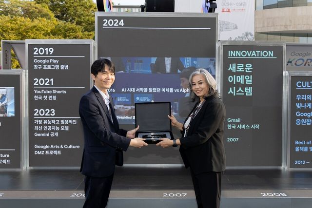 구글 포 코리아에서 미누 한다(Meenu Handa) 구글 아시아태평양 글로벌 커뮤니케이션 부사장이 기념비적인 대국의 의미를 간직하고자 제작한 동판을 이세돌 9단에게 전달하고 있는 모습. (사진=구글코리아)