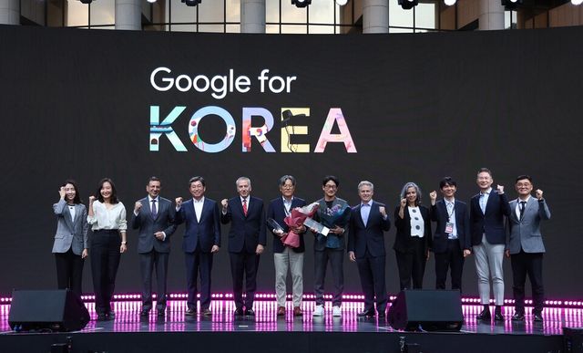 구글 포 코리아에서 SM 엔터테인먼트 장철혁 CEO와 삼성전자 김정현 부사장의 20주년 기념 파트너 감사패 수여식 이후 구글 관계자와 단체사진 촬영. (사진=구글코리아)