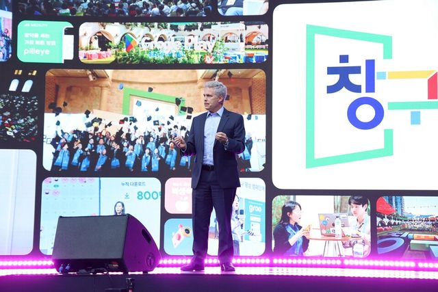 구글 포 코리아에서 발표하고 있는 사이먼 칸(Simon Kahn) 구글 아시아태평양 마케팅 총괄 부사장. (사진=구글코리아)