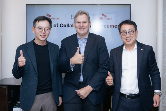 왼쪽부터 김주선 SK하이닉스 AI Infra(인프라) 사장, 마크 아담스(Mark Adams) 펭귄 솔루션스 CEO, 유영상 SKT CEO). (사진=SK하이닉스)