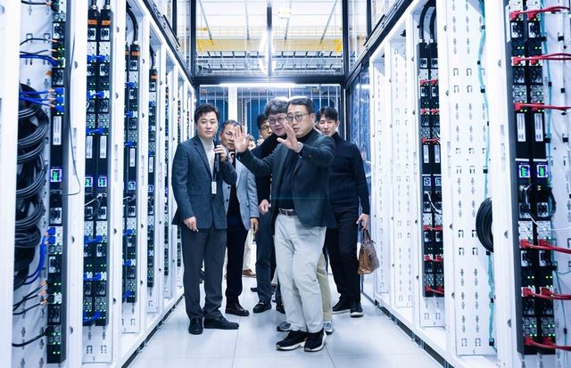 지난 12월 23일 SK브로드밴드 가산 IDC에서 SKT 유영상 CEO가 GPU aaS 준비상황에 대해 점검하고 있는 모습. (사진=SKT)