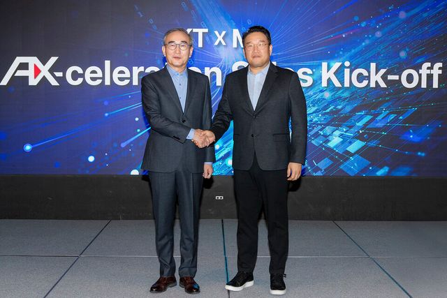 KT 김영섭 대표(사진 좌측)와 한국마이크로소프트 조원우 대표(우측)가 기념 사진 촬영을 하고 있다. (사진=KT)