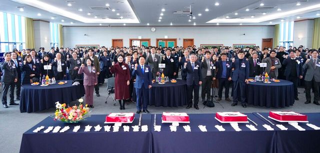 강기정 광주광역시장이 15일 오후 광주테크노파크에서 열린 ‘지산학연 협의체 신년인사회’에 참석해 기관장, 입주기업 대표 등과 새해 힘찬 출발을 다짐하며 구호를 외치고 있다. (사진=광주광역시)