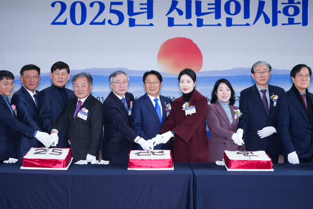 강기정 광주광역시장이 15일 오후 광주테크노파크에서 열린 ‘지산학연 협의체 신년인사회’에 참석해 김영집 광주테크노파크 원장, 시의원, 입주기업 대표 등과 떡케이크를 자르고 있다. (사진=광주광역시)