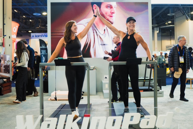 킹스미스가 CES 2025에서 최신 WalkingPad® 러닝머신과 로잉머신을 선보이며, 더 스마트하고 공간 효율적이고 접근성 높은 운동 솔루션의 새로운 시대를 열겠다고 선언했다. (사진=킹스미스)