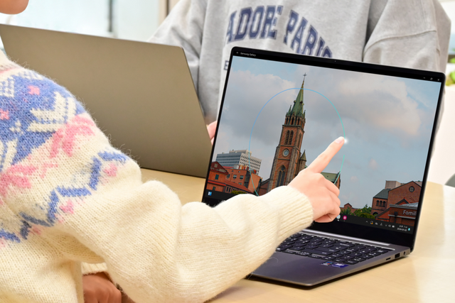 삼성전자 모델이 AI PC ‘갤럭시 북5 시리즈’의 ‘AI 셀렉트’ 기능을 체험하는 모습. (사진=삼성전자)