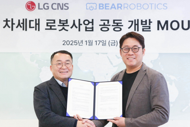 왼쪽부터 LG CNS 이준호 상무와 베어로보틱스 하정우 대표가 MOU 체결 후 기념 촬영을 하고 있다. (사진=LG CNS)