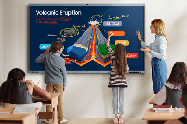 삼성전자 ‘2025년형 AI 전자칠판’으로 수업하는 모습. (사진=삼성전자)