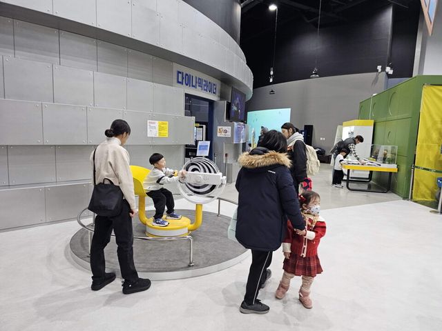 빙글빙글 회전의자를 체험하는 관람객. (사진=국립광주과학관)