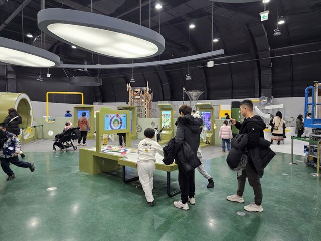 스포츠존에서 컬링을 즐기는 가족. (사진=국립광주과학관)