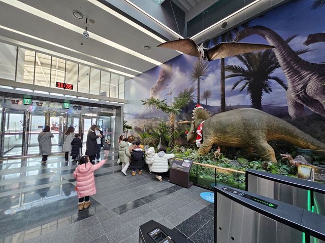 공룡동산을 즐기는 관람객들. (사진=국립광주과학관)