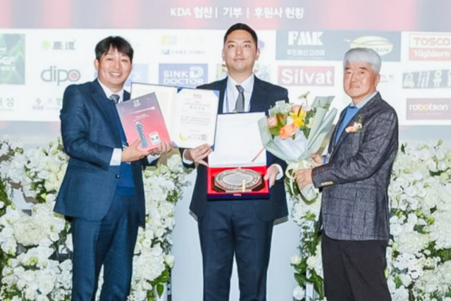 폴라리스쓰리디 김시원 지부장이 ‘제2회 대한민국 주방유통산업 대상’ 시상식에서 ‘제품 혁신 부문 최우수상’을 수상하고 있다. (사진=폴라리스쓰리디)