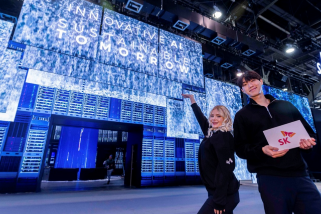 SK전시관 내 데이터 흐름을 시각화한 AI 데이터센터 구현 부스. (사진=SK텔레콤)