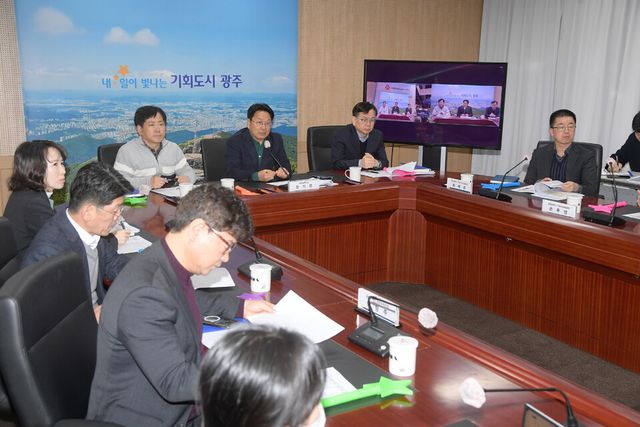 강기정 광주광역시장이 8일 오전 시청 영상회의실에서 열린 CES 2025 광주공동관 온라인 개관식에 참석하여 인사말을 하고 있다. (사진=광주광역시)