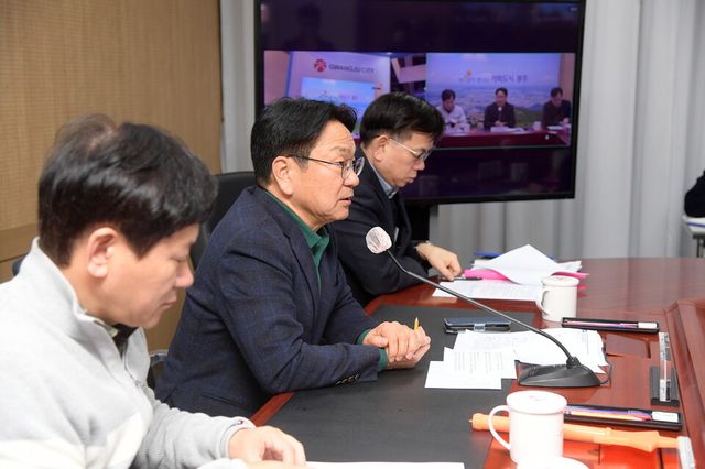 강기정 광주광역시장이 8일 오전 시청 영상회의실에서 열린 CES 2025 광주공동관 온라인 개관식에 참석하여 인사말을 하고 있다. (사진=광주광역시)