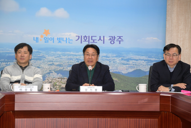 강기정 광주광역시장이 8일 오전 시청 영상회의실에서 열린 CES 2025 광주공동관 온라인 개관식에 참석하여 인사말을 하고 있다. (사진=광주광역시)