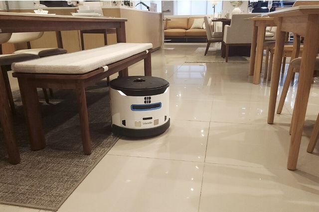 카페테리아를 청소 중인 ‘휠리 J30’. (사진=라이노스)