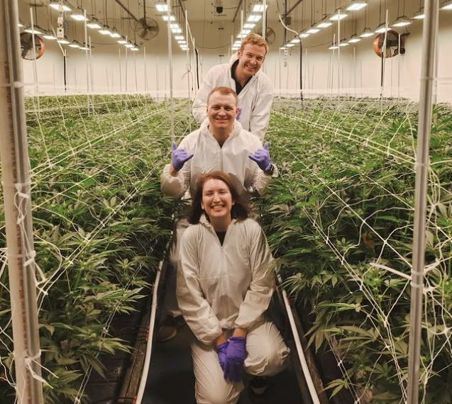 발레리아 코건 페르마타 CEO와 직원들이 온실 속에서 사진을 찍고 있다. (사진=valeria kogan SNS)