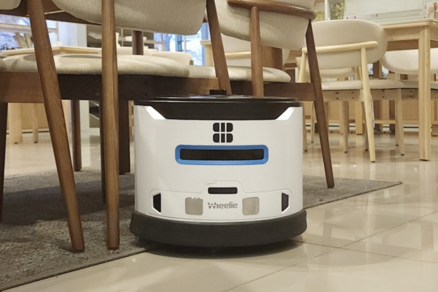 카페테리아를 청소 중인 ‘휠리 J30’. (사진=라이노스)