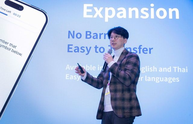 노유헌 이모코그 대표가 8일(현지 시각) 미국 라스베이거스에서 열린 ‘IR Pitching Day’에서 ‘AI 기반 치매 관리 디지털 헬스케어 플랫폼’을 주제로 발표하는 모습. (사진=SKT)