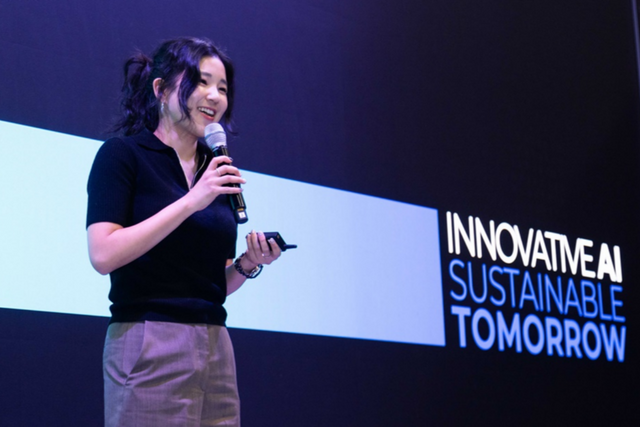 이소영 트웰브랩스 공동 창업자가 8일(현지 시각) 미국 라스베이거스에서 열린 ‘IR Pitching Day’에서 ‘영상을 이해하는 멀티모달 AI 모델’을 주제로 발표하는 모습. (사진=SKT)