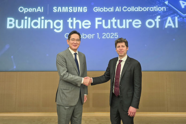 이재용 삼성전자 회장이 1일 삼성전자 서초사옥에서 샘 올트먼 오픈AI 대표와 '글로벌 AI 핵심 인프라 구축을 위한 상호 협력 LOI(의향서) 체결식'에서 악수를 하고 있다. (사진=삼성전자)