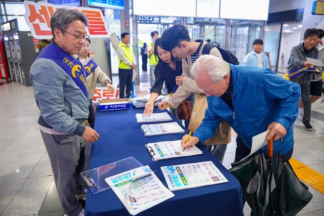 강기정 광주광역시장이 지난3일 오후 서구 유·스퀘어 종합버스터미널에서 귀성객들에게 추석 명절 인사를 전하며 국가AI컴퓨팅센터 유치 캠페인을 벌이고 있다. (사진=광주광역시)