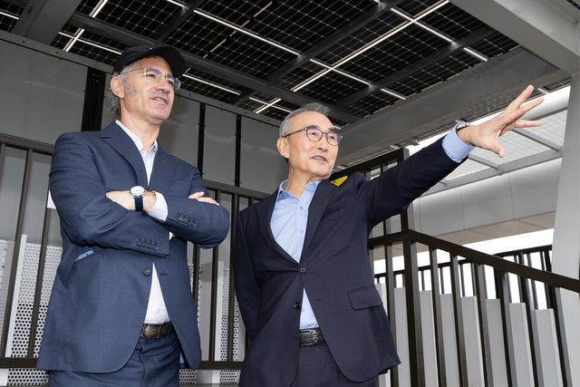 KT 김영섭 대표(오른쪽)와 팔란티어 알렉스 카프 CEO(왼쪽)가 한국에서의 첫 CEO 회동을 진행하고 기념 사진을 촬영하고 있다. (사진=KT)