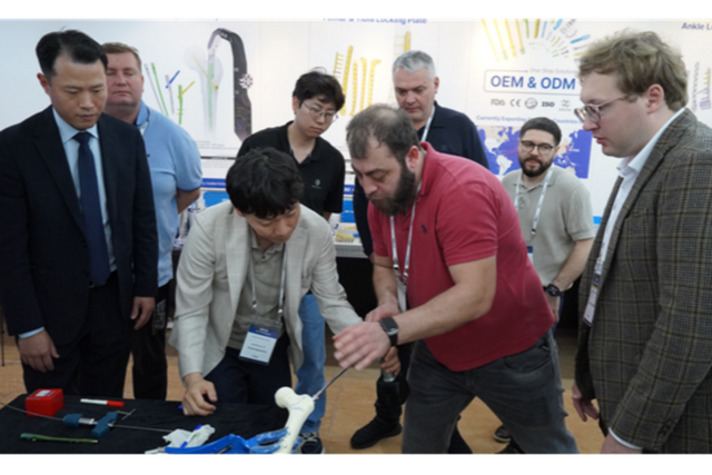 조선대학교병원 정형외과 조승환 교수가 외국의사들을 상대로 수술방법을 지도하고 있다. (사진=티디엠)