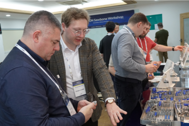 워크숍 참가자들이 티디엠 제조공장에서 제품 라인업에 대한 설명을 듣고 있다. (사진=티디엠)