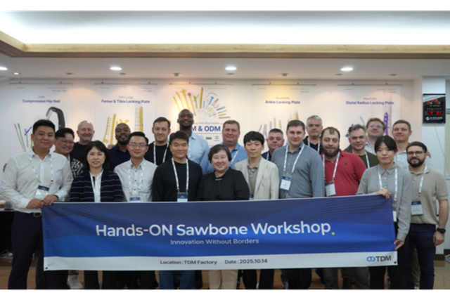 티디엠 본사에서 열린 쏘본즈 워크숍(Sawbones Workshop)이 끝난 뒤 참가자들이 티디엠 대표이사, 조선대학교 조승환 교수와 함께 기념사진을 찍고 있다. (사진=티디엠)