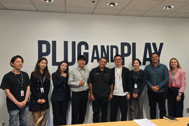 에이아이브의 plug and play 담당자(오른쪽 세번째)를 비롯해 plug and play의 글로벌 엑셀러레이팅 프로그램에 참가한 국내 기업 담당자들이 기념사진을 촬영하고 있다. (사진=에이아이브)