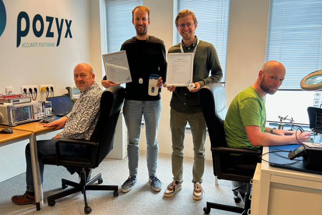 포직스 하드웨어 팀이 제품 인증서를 들고 있다. 이번 인증을 통해 포직스는 한국 시장에 공식 진출한다. (사진=포직스)