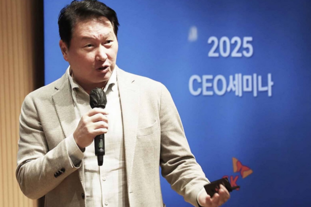 최태원 SK회장이 지난 6일부터 8일까지 경기도 이천 SKMS연구소에서 열린 '2025 SK그룹 CEO세미나'에서 클로징 멘트를 하고 있다. (사진=SK그룹)