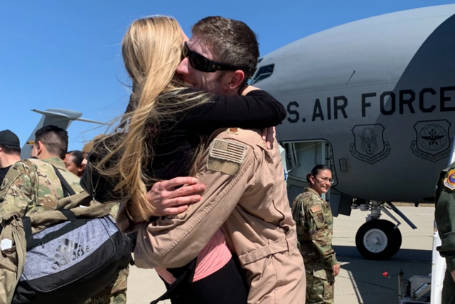 토마스 브리팅엄 중령이 임무를 마친 이후 아내 제시와 만나 포옹하는 모습. (사진=일레븐랩스)