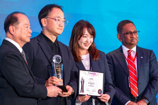 LG CNS 디지털AX담당 이승찬 상무(왼쪽에서 두 번째)가 11일 대만 타이베이에서 열린 ‘아시아·오세아니아 정보산업기구(ASOCIO) 어워드 2025’에서 ‘ESG 어워드’를 수상하는 모습. (사진=LG CNS)