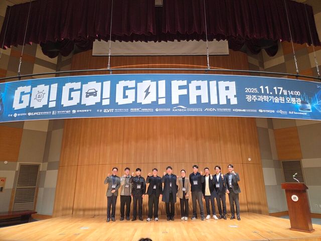 17일(월) GIST 오룡관에서 열린 ‘2025 GO!GO!GO! Fair’에서 주요 연사자들이 기념촬영을 하고 있다. (사진=지스트)