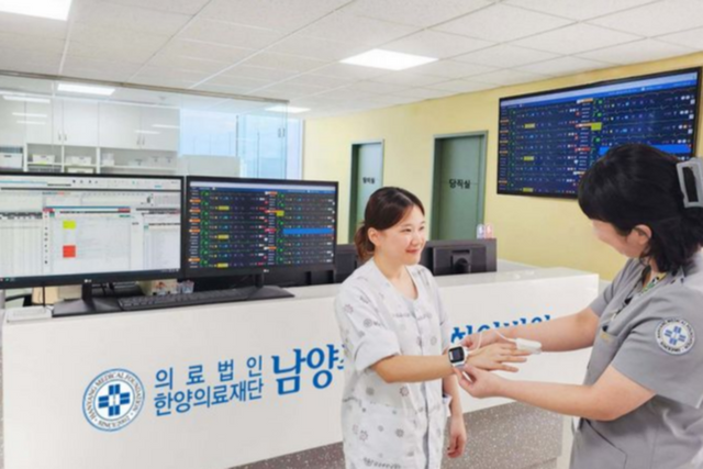 남양주한양병원의 한 병동에서 간호사가 환자에게 씽크와 연동되는 산소포화도 측정 기기를 적용하고 있다. (사진=대웅제약)