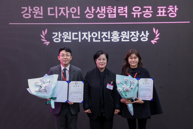 왼쪽부터 더픽트 전창대 대표, 강원디자인진흥원 최인숙 원장, 아이비스퀘어 우은영 대표. (사진=더픽트)