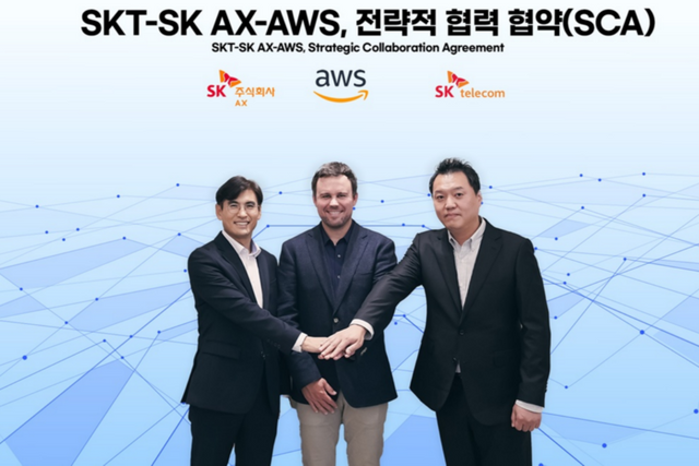 3사 임원이 SCA 체결 후 기념 촬영한 모습. 왼쪽부터 신장수 SK AX Cloud 부문장, 크리스 케이시(Chris Casey) AWS 아시아태평양 및 일본(APJ) 파트너쉽 총괄, 허민회 SKT AI Cloud 담당. (사진=SKT)