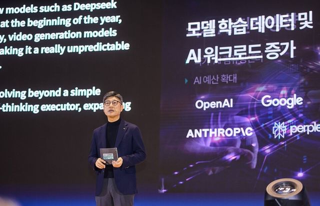 정재헌 SKT CEO가 3일 열린 ‘SK AI Summit 2025’에서 발표하고 있는 모습. (사진=SKT)