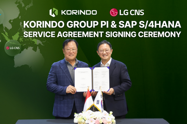 왼쪽부터 인도네시아 코린도 그룹 문진석 부회장과 LG CNS 엔터프라이즈솔루션사업부장 내한신 전무가 계약 체결 후 기념 촬영을 하고 있다. (사진=LG CNS)