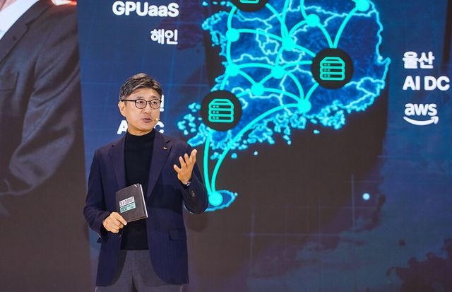 정재헌 SKT CEO가 3일 열린 ‘SK AI Summit 2025’에서 발표하고 있는 모습. (사진=SKT)