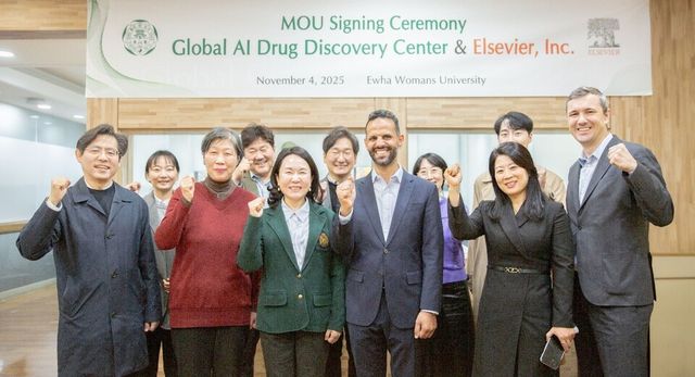 앞줄 왼쪽부터 이화여대 약학대학 류재상 부학장, 이화정 학장, 최선 글로벌 AI 신약개발 연구센터 소장, 모하메드 카멜 엘스비어 LifeScience 총괄대표, 진선희 한국담당, 티무르 마지도프 리엑시스 시니어 제품매니저. (사진=엘스비어 코리아)